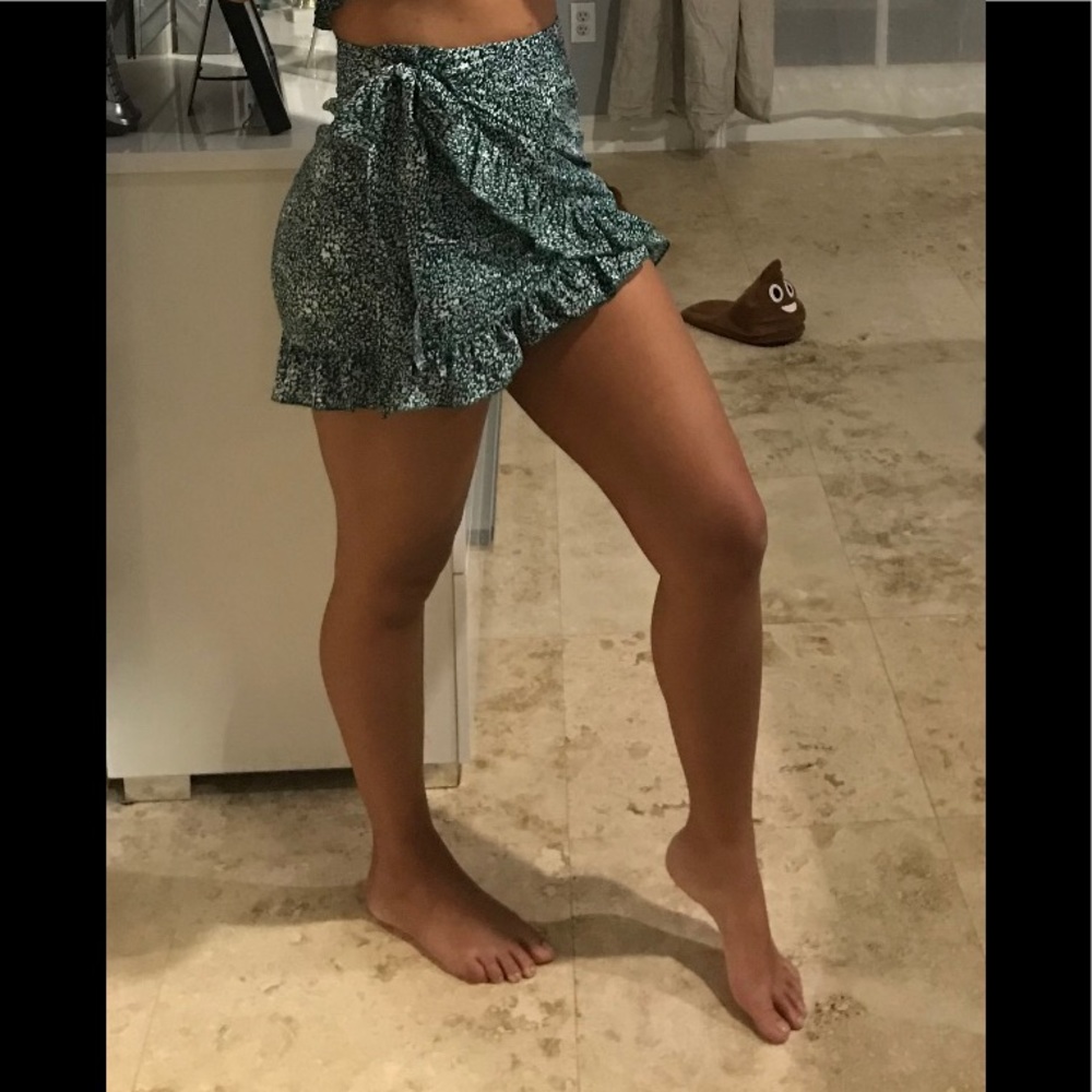 Floral knot side ruffle skirt. New. Size S.